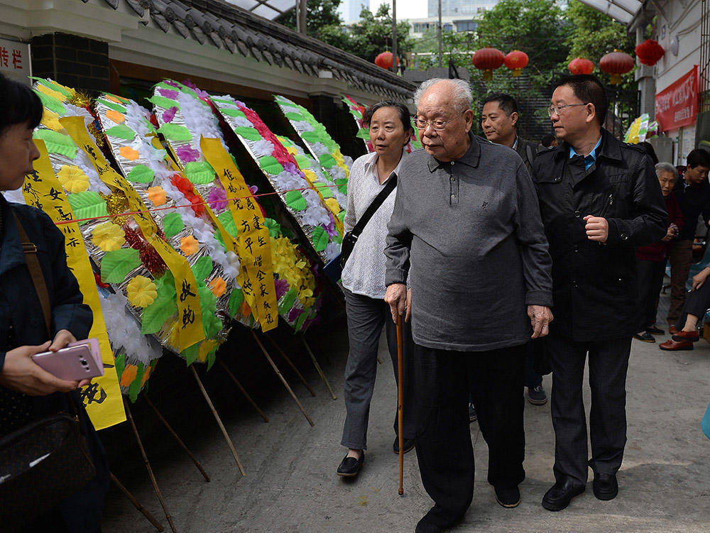 "从周总理、邓小平到鲁迅、巴金，历史的脉络：一代伟人眼中见证的百年中国变革与进步"