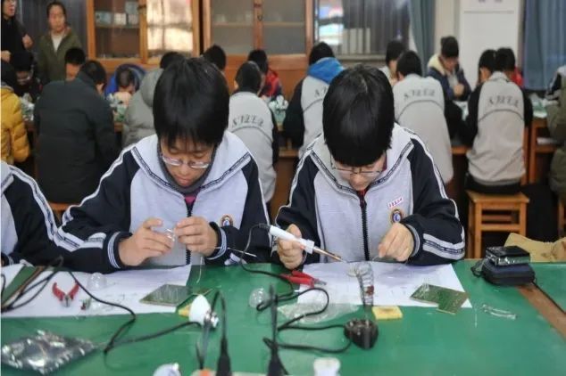 "探索生态宝藏：各地科普教育平台积极推动课程升级与课题库建设，助力点燃青少年科学梦——深度剖析科技赋能下的绿色可持续发展路径"