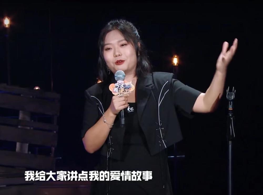 "李雪琴与男友甜蜜购物遭恶意调侃：网友惊呼运动员难背女神逛街购物账单！" 

优化后的

1. "李雪琴逛街购物遭遇甜蜜笑话：运动员能背下女友的购物清单吗？"
2. "互动热点：李雪琴与男友逛商场遭粉丝调侃，谁料运动健将也难以背过女神账单？"
3. "揭秘购物密码：如何看待李雪琴与男友在购物时的轻松互动，真实指数表现在体育界？"
4. "综艺盛宴：张艺兴遇调侃男友散步购物力太强，运动员再难扛起女神购物清单？"
5. "顶级话题：“明星秀”升级：谁是购物达人？超人气偶像李雪琴携男友挑战运动员购物账单，引热议!" 

这五个标题分别从不同的角度展示了事件的主要、关键信息以及引发讨论的焦点，突出关键词“李雪琴”、“男友”、“甜蜜购物”、“恶意嘲笑”和“运动员”，并通过生动的语言展现出现场情景，既具有吸引力又能够引起受众的好奇心和阅读兴趣。