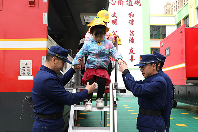 "培养孩子们心中的消防意识：推动消防安全教育与实践的阳光渠道"