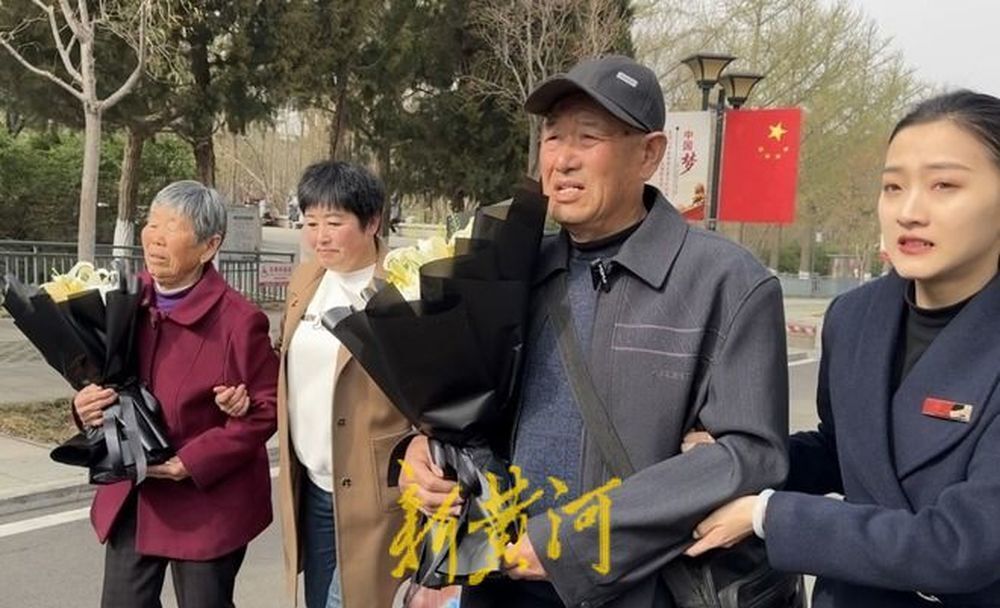 "穿越时间的长廊：坚守‘每周一探’七十五载，这位父亲深情守望与祝愿"

1. "年度挚爱守候：追忆"每周一探"追父的百态，他七十五年的情感长河"
2. "未完的献礼：关于每一年一次的「每周一探」75年接力，父亲深情寄语永恒之约"
3. "时光回溯，深情告白：持续75载不息的每周一探，一位父亲跨越时空守护至诚的祈祷"
4. "踏过光阴长河，向每一位逝去的父亲致敬——每周一探七十五载，他是我们永恒不变的烛火"
5. "每一份期待和执着：每一周一次的「每周一探」开启父亲人生篇章的漫长旅程，75年的期待与守护"
6. "世纪守护者：每周一探75载，无尽情感寄托于每一次探访，父亲永驻我们的生活舞台"
7. "镌刻记忆的眷恋：每年一度的「每周一探」是父亲心灵的寄托，也是我们无法言表的无尽思念"
8. "75载的轮回，如晨星照亮父亲的生活，他的精神永远熠熠生辉"
9. "坚持不易：每月一次的「每周一探」见证着一个家庭对父亲深沉的爱与崇敬，感动与祝福并存"
10. "此生的记忆：每周一探75载，诠释了父子间的深深情意与绵延不绝的生命长河。"