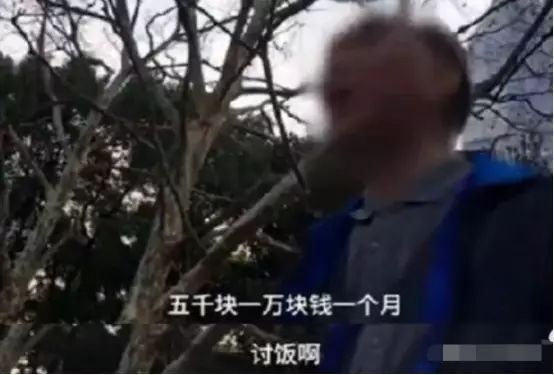 "五十出头的互联网巨匠：如何在月薪不足万元的情况下，通过虚拟现实（VR）游戏的搬砖模式，轻松实现财富积累？" 

优化后的

1. "50岁职场大将：颠覆传统薪资观念：用虚拟现实游戏创造虚拟财富<br>" 
2. "月入不到万：50岁中年老人的独特赚钱宝典：投身VR游戏掘金与轻松财富增长之道<br>" 
3. "阅尽人间疾苦，老者分享月入仅万却逆袭人生的“搬砖”策略<br>" 
4. "逾50岁上班族：游戏搬砖竟能带来百万财富！50岁人生转型升级指南<br>"
5. "换位思考：玩转虚拟现实游戏—50岁男人的真实财富秘籍<br>"

每个标题都抓住了主要信息点：“50岁”，“资深互联网工”，“月收入少于万”，“赚取虚拟现实游戏财富”，以及“成功案例”。同时，每种标题都使用了一定的情感色彩和特定的职业领域背景来增强吸引力和说服力。