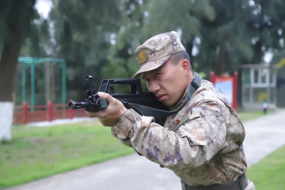 "战功卓著的同年兵提干晋升：连队主官接力一肩挑，成就卓越军事之路"