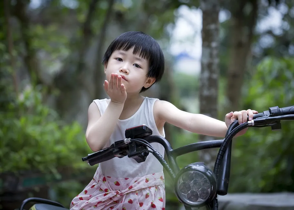 "沉重心声：痛彻肺腑的家长心语：孩子在校园生活中的成长代价不容忽视，究竟‘再苦也别让孩子住校’是真理？"

1. "父母泪流满面的感慨：痛击“再苦也别让孩子住校”现状实则残酷"
2. "历经磨砺，再苦也要坚持住校教育，家长心声揭示住校教育的深远影响"
3. "难忘经历：当‘再苦也别让孩子住校’成为现实之痛，深深刺痛了我们的心"
4. "心酸挣扎：直击父母心声，住校可能给孩子的成长带来无法想象的负担与挑战"
5. "在艰辛中探索，在反思中前进：倾听家长关于住校教育的真实讲述，感受其深远后果"