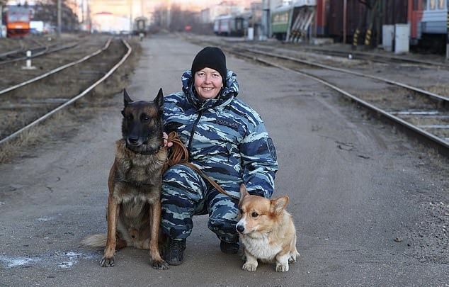 "一袭柯基警犬服装：时尚潮人首度曝光的短腿长颈首秀，别具一格的形象爆红网络，引热议却让众人惊叹！"