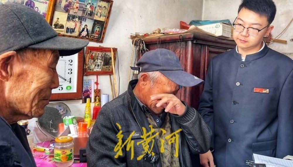 "英雄归乡：揭开百年前传奇人物二大爷身份谜团，家属泪洒寻觅62年艰辛路程的悲痛瞬间"