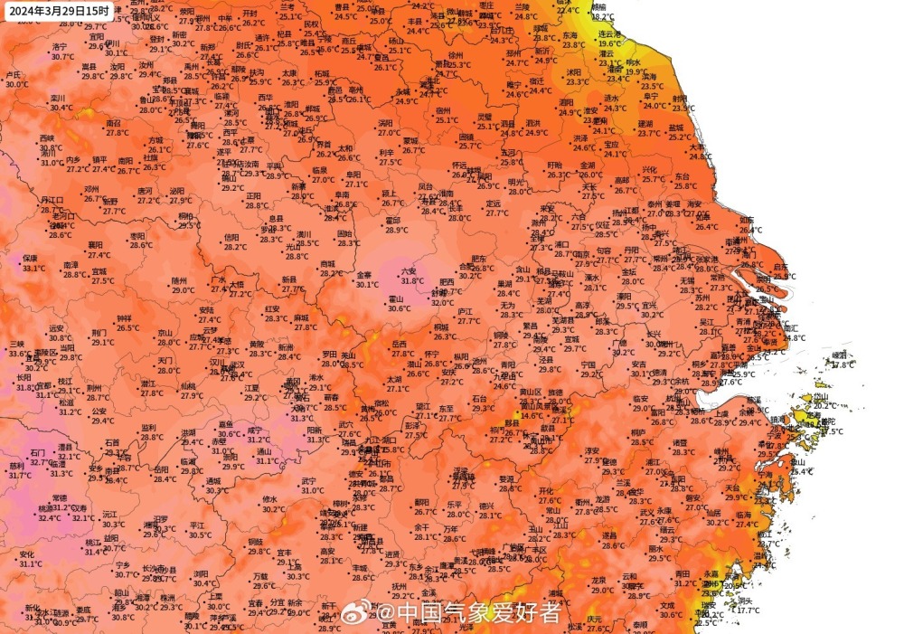 "《全国多地面临极端高温态势，网友热议今年暑期最热需防酷暑预警》——全球热浪冲击北方与南方，网络预测热夏即将笼罩全国？"