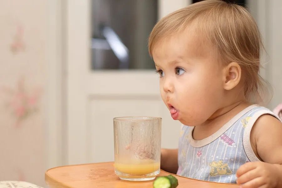 "十全十美的新手妈妈育儿指南：奶水不足、不舒适与误区一览"