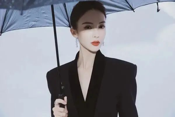 "关于胡夏的谣言是否真实：需要严正核查！女演员金晨单方面解除与胡夏的联系，证实其两孩传闻被证实并非事实"