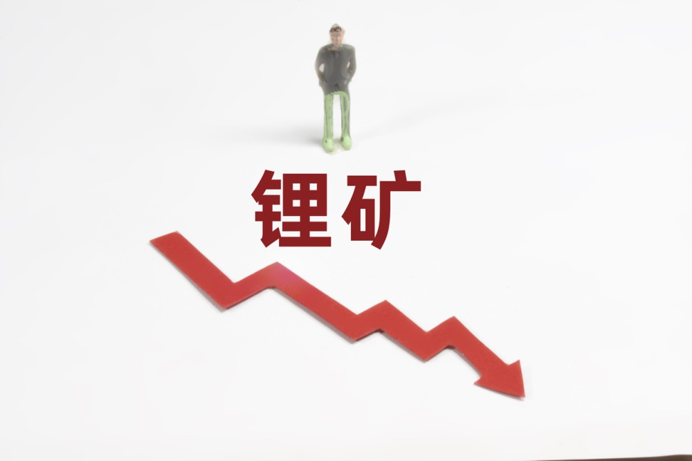 "碳酸锂价格跌至历史低点：赣锋锂业2022年营收首降，锂矿行业两大巨头巨亏300亿元，行业格局或将重塑"