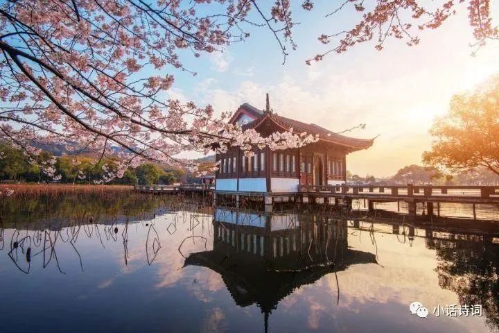 "泪眼问花花不语，生如朝露转瞬逝。"——《虞美人》 李煜最沉痛绝美词，人生无奈落笔悲离绪，直击人心至深处，瞬间催人泪下。