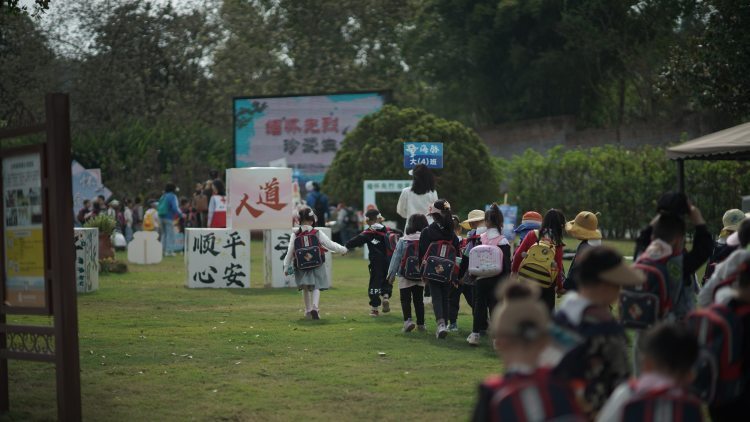 "清明祭祖：孩子们沉浸于一场独特生命教育课程，生死感悟与感恩之旅开启"