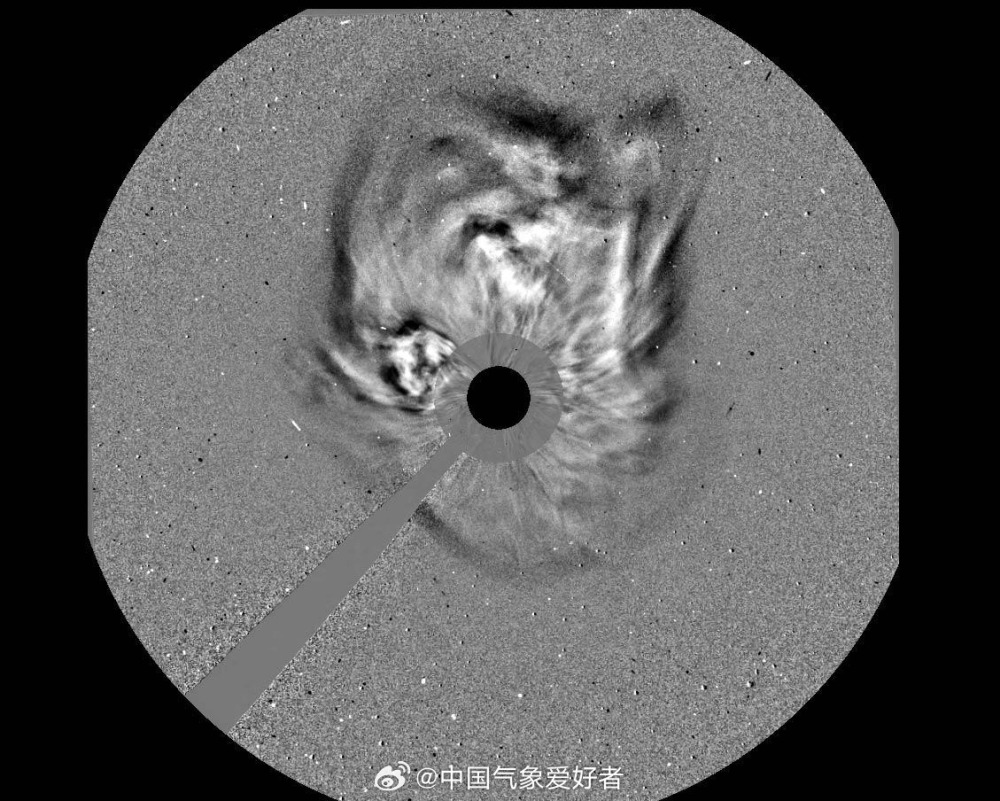 "太阳突发罕见耀斑爆发，最新观测数据揭示最高级别耀斑形成过程与可能影响——暂无强烈地磁暴迹象预示着这场超震撼的天文事件具有未知重大意义"