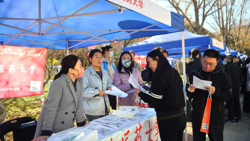 2023年北京首个大型高招咨询会盛大召开：众多高中生家长「预览」目标院校与专业路线