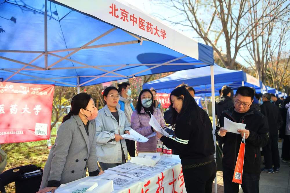 "2023年北京首个大型高招咨询会盛大召开：众多高中生家长「预览」目标院校与专业路线"