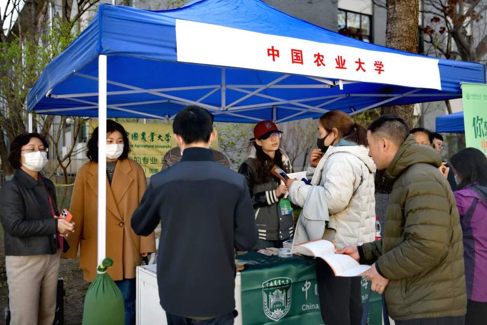 "2023年北京首个大型高招咨询会盛大召开：众多高中生家长「预览」目标院校与专业路线"