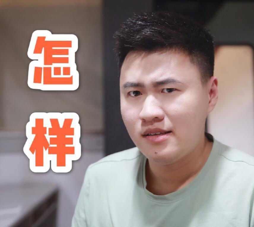 "霸哥直播间：逆境中翻盘，玩家排队暴打嘲讽网友再创网络传奇！" 

这个标题突出了直播的焦点在于"霸哥"这一关键人物，他所面临的挑战和反常行为引发了玩家的高度关注。"逆境中翻盘"直接点明了直播的主题——在竞争激烈的游戏中，面对困难和挫败，霸哥成功翻盘，并且在直播间与观众互动过程中表现出极具搞笑、争议和情感共鸣的一面。

"玩家排队暴打嘲讽网友"则强调了现场场景的具体表现形式，即霸哥所在的直播间里，其他玩家都在等待他发表评论或展示实力，而霸哥却选择只靠文字来调侃和嘲讽这些玩家，这直接暴露了他的嚣张态度和傲慢无礼。"疯狂打字"则强化了这种挑衅性行为的程度，凸显了霸哥在网络上的恶劣影响力，以及他在游戏中的嚣张气焰。

最后，“再创网络传奇”则预示着霸哥这次直播的表现将对整个网络产生深远影响，其强烈的喜剧性和争议性元素将会引发网民热烈讨论，甚至是模仿效仿。这样的标题不仅吸引了观众的关注，同时也传达出了一种社会对霸哥所作所为强烈谴责的态度，彰显了互联网时代的独特魅力和文化内涵。