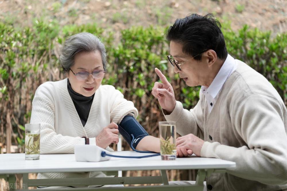 "全新降压药探索：治愈老年高血脂患者的独特方案只需每月30元，一试便知效果显著"