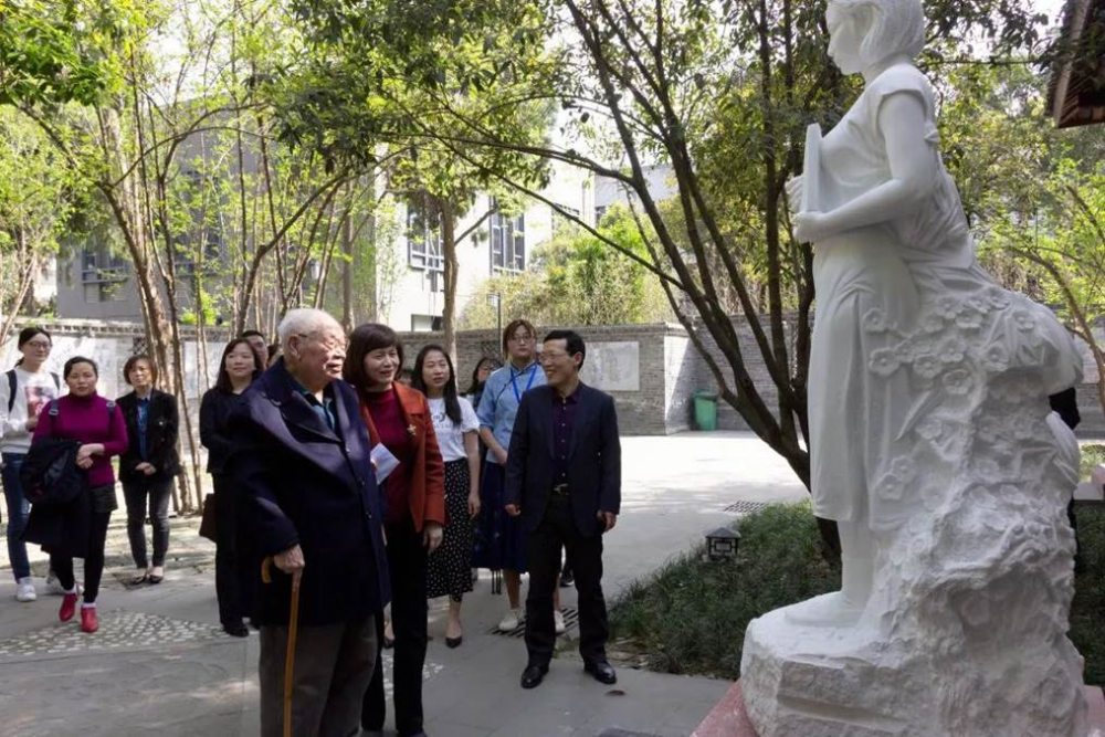 "浓墨重彩：深情缅怀马识途先生在川大之缘，绵延不绝的师生情谊——深度解析与敬仰之心"