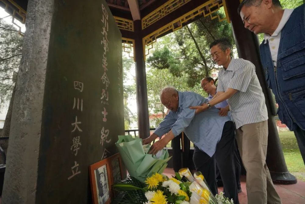 "浓墨重彩：深情缅怀马识途先生在川大之缘，绵延不绝的师生情谊——深度解析与敬仰之心"