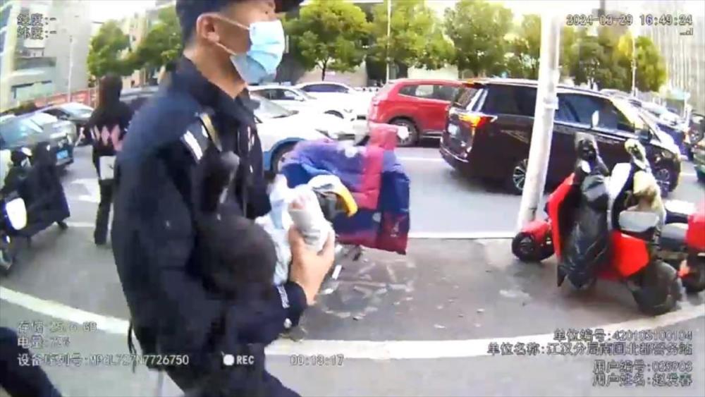 "网编三月大婴儿误服清洁剂，紧急遭遇道路阻塞，警民合力救出险情：全速冲向医院并跨过600多米路程助其安全送达"