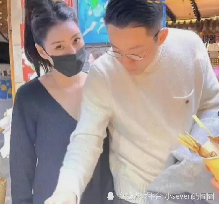 "汪小菲首度亮相家中店铺，示爱与未婚妻亲密巡览：宠爱程度胜过大S"