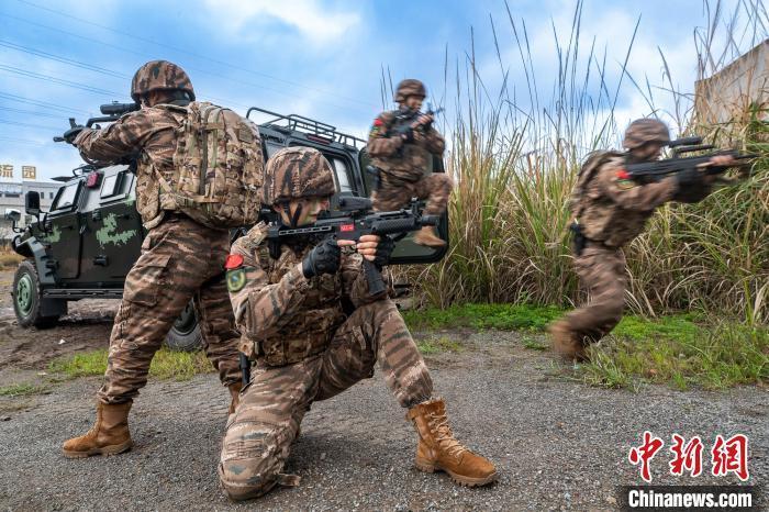 "烽火连天！深度解读：中国海军和陆军罕见公开的重庆武警特战队实战化训练实况揭示严酷战场精神与卓越战斗能力的震撼瞬间"