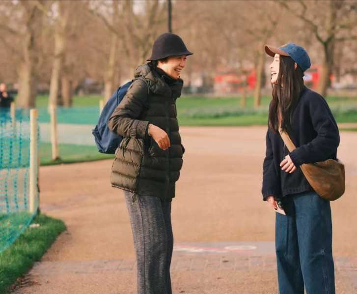 "雅致人生：伦敦邂逅女神级明星蒋雯丽，貌若桃花笑靥洋溢，儿女离世留谜，英国外子养女神秘未见"