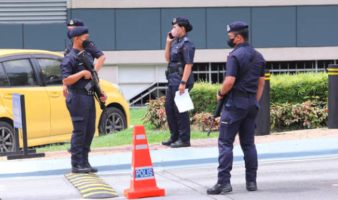 "马来西亚警方疑锁定：神秘摩萨德特工据称在国开展行动引关注"

1. "穆斯林国家深陷以色列情报机构监视之谜：马来西亚警方追踪涉密特工动向"
2. "多重疑云笼罩，马来西亚警方紧追摩萨德特工跨境行动调查"
3. "中立马来西亚警方突遭指控：犹太情报机构被指秘密监控邻国"
4. "中东大国动荡频发之际，马来西亚警方排查疑犯，锁定潜在的以色列间谍活动"
5. "跨国行动引关注！马来西亚警方关切地密切关注以色列摩萨德特工动态"
6. "马来西亚警察公开指控，称本国受到以色列神秘情报机构暗中监视"
7. "深藏不露的摩萨德特工——马来西亚警方探寻其背后可能的动机与行动"
8. "诡异情事重重，马来西亚警方锁定摩萨德特工跨境查证疑点"
9. "马来西亚警方曝疑向以色列投靠，展开对潜在策反者严密监控"
10. "伪装犹太情报机构的身份、展开的马来西亚警方严打以色列间谍网络运动" 

请注意，根据新闻事件的实际和影响力进行选择合适的标题，并确保其准确反映信息的核心要素。同时，避免使用过于复杂的词汇和表达方式，保持简洁明了且具有吸引力的特点，以便吸引读者的眼球并引发他们进一步阅读的兴趣。