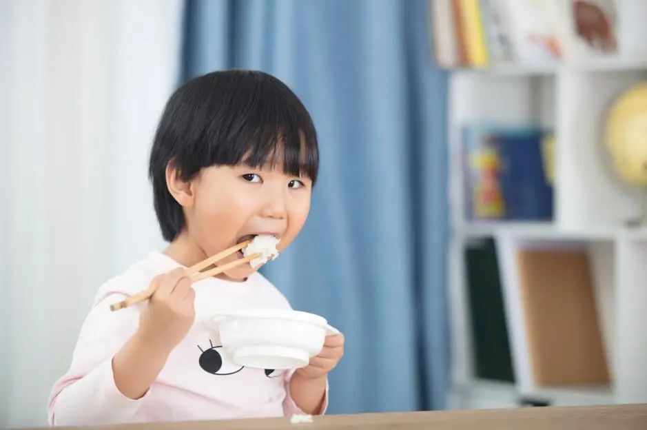 "探索夏季减重秘诀：深度剖析科学饮食与运动的结合计划，让你在炎炎夏日轻盈如夏风!"