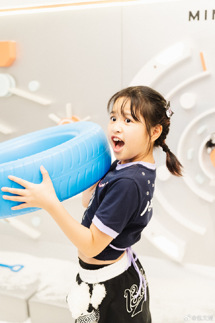 "包贝尔一家庆祝女儿九岁生日：乖巧饺子长成萌宝，与奶奶越来越相像的温暖瞬间"