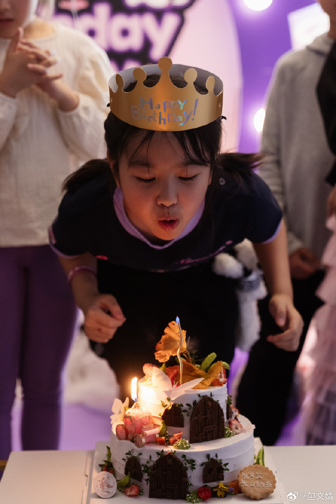 "包贝尔一家庆祝女儿九岁生日：乖巧饺子长成萌宝，与奶奶越来越相像的温暖瞬间"