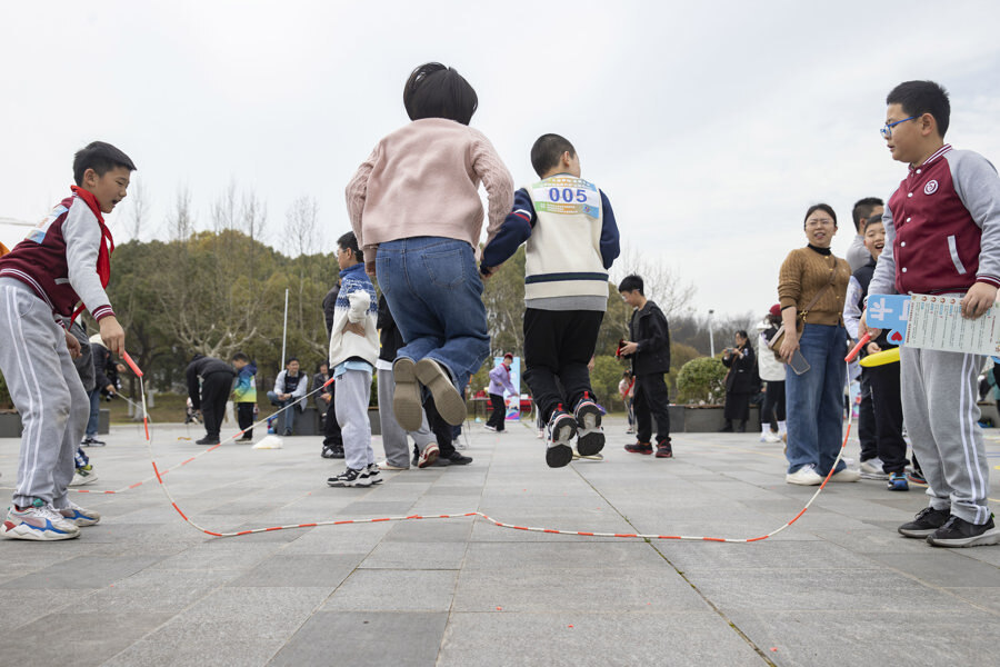 "【网聚力量，共享快乐——一所特殊学校的特色挑战：趣味马拉松】"