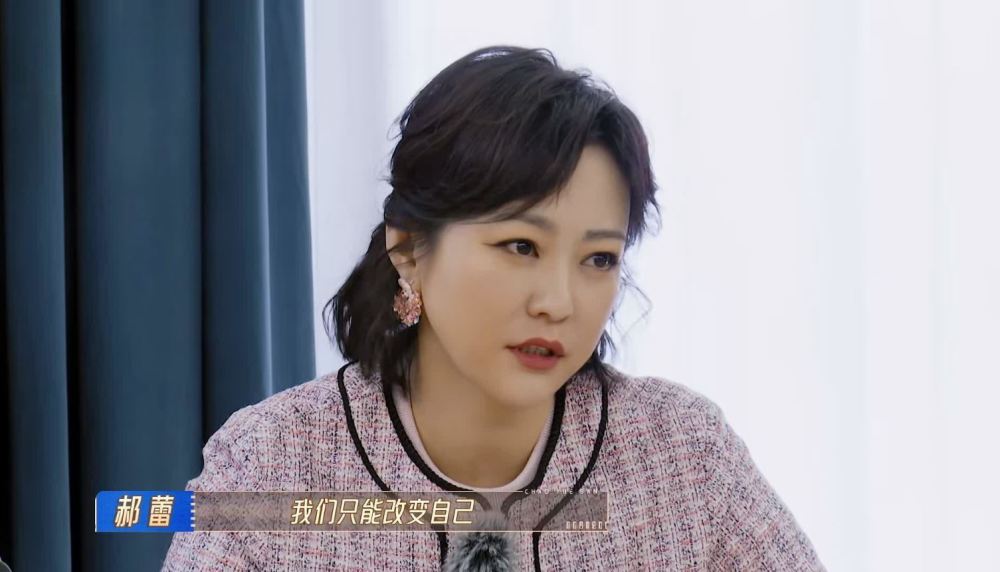 "《无限超越班》：宁静质问李菲儿回应其负面言论，引发热议与对李菲儿态度的解读"