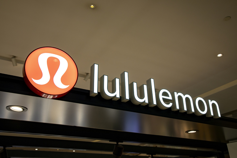 "《Lululemon与Adidas"火拼"抢占网络市场：背后的竞争策略与消费者反应》"