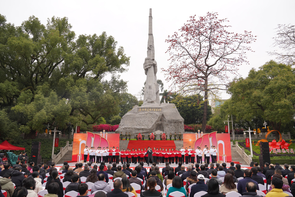 "千变万化皆红色，矢志不渝映山丹——陕西延安：传承革命血脉 共享英雄荣光 | 城市的蝶变与精神的永恒共鸣"