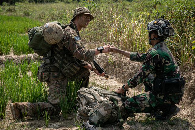 "印尼新当选总统登台未履新之际首次访问中国，拒接美国小马科斯式领导之位"