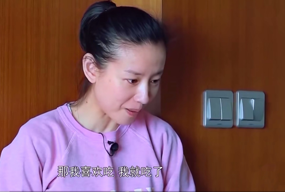 "董洁带儿观影：儿子自带秋衣秋裤严防镜头，母子甜蜜同框彰显温馨家庭氛围"