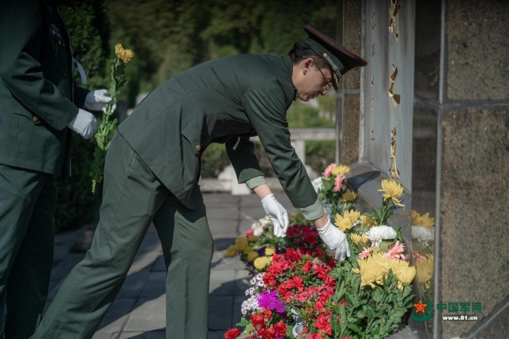 "西宁联保中心驻蓉部队隆重举办悼念英烈活动，致敬无名英雄"