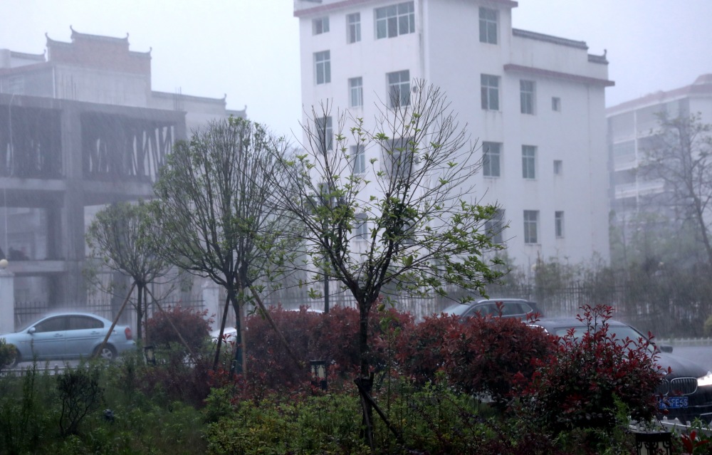 "南方强对流天气将持续致下周降雨频发，未来三天多地将出现暴雨和雷暴大风"