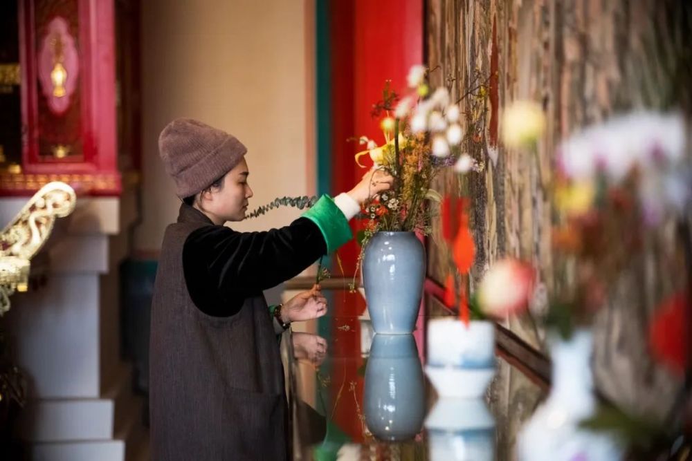 "一夜间走进寂静的寺庙，心灵的疗愈之旅从这里开始——‘入职’寺庙：精神内耗的解救"