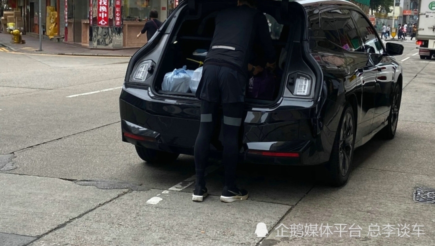 周润发挑战传统汽车观念，转战电动车：奥迪Q7与他比拼，这次奥迪输了吗？