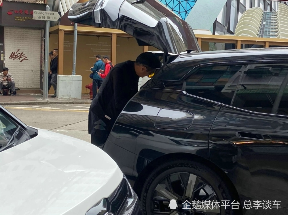 "周润发挑战传统汽车观念，转战电动车：奥迪Q7与他比拼，这次奥迪输了吗？"