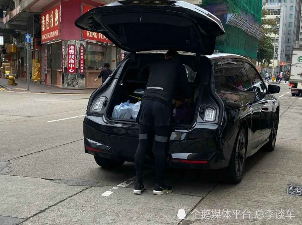 "周润发挑战传统汽车观念，转战电动车：奥迪Q7与他比拼，这次奥迪输了吗？"