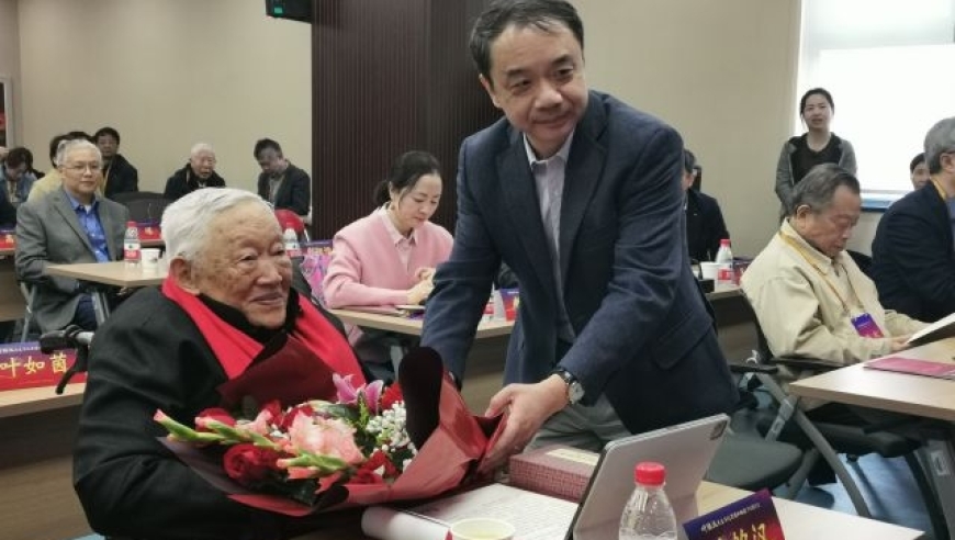 叶铭汉院士86岁生日之际，我们向他献上300万善款：为青年科研人员提供力所能及的支持

在这个互联网高度发达的时代，科技对于国家的繁荣和社会的发展起到了关键的作用。然而，在这个过程中，青年人需要更多的支持和帮助。为此，我们决定向叶铭汉院士发起一项捐款活动，用于资助他们的科学研究工作。

叶铭汉院士是一位在科学界有着深远影响的专家，他的贡献不仅对我国的科技进步产生了巨大的推动作用，也为世界科技发展做出了重要贡献。他的贡献是如此的伟大，值得全社会尊敬和赞扬。

捐款的具体金额和用途已经明确，我们将将其中的一部分资金用于支持青年科研人员的研究工作，帮助他们解决科研中遇到的问题，推动科研的进步。我们也鼓励其他有能力的人士参与到这个活动中来，共同为我们的社会做出贡献。

我们希望通过这次捐款活动，能够为青年科研人员提供必要的支持，帮助他们在科研道路上走得更远，同时也希望能够通过我们的努力，让更多的优秀人才能够在科技领域取得更大的成就。