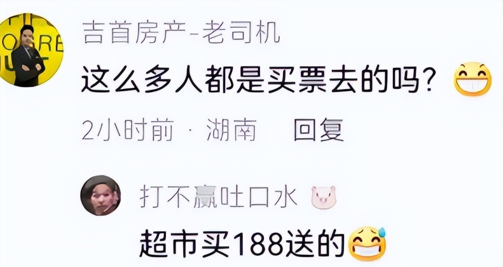 "有趣的是，博主将煮熟的鸡蛋带到柯以敏演唱会现场，全程跟着工作人员"

或者

"令人捧腹：博主在柯以敏演唱会现场吃蛋，工作人员全程贴身跟随"

也可以尝试加上一些描述性的细节，比如"博主惊奇地发现，在后台，一位工作人员一直在他身边拿着一个熟鸡蛋，以防万一他的热情粉丝会突然对他不满。"这样的标题，更能吸引读者的注意力。