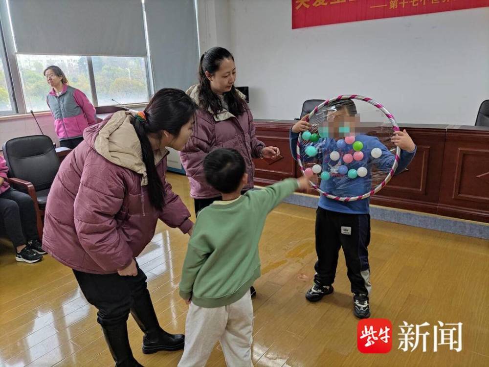 "世界孤独症日：镇江爱心志愿者与‘星星的孩子’共享快乐时光"