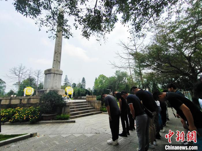 "海峡两岸人同祭：铭记昆仑关战役英烈，台湾同胞纷纷来到广西苍梧的昆仑关战役旧址祭奠先辈"