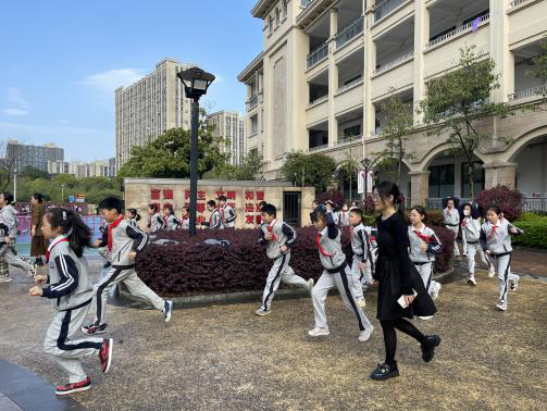 "宁波：清晨教学之余，家长们带领孩子迎接挑战与乐趣"