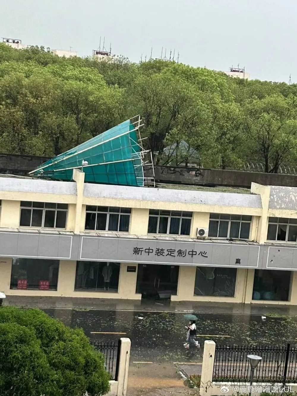 "最高级强对流预警震撼发布！台风暴雨中心即将转向广东福建地区！"